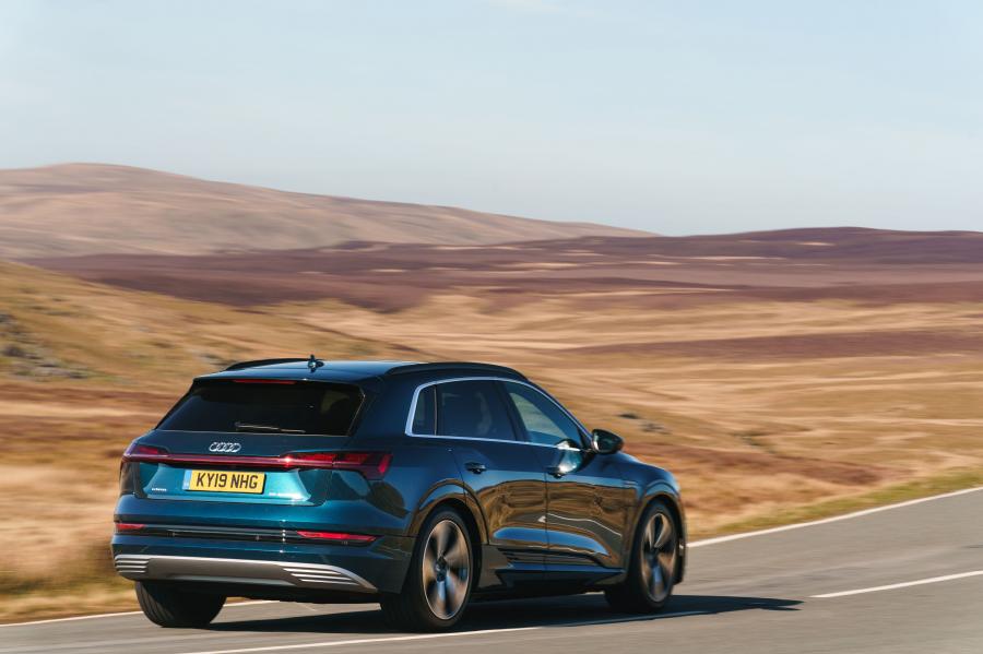  Audi e-tron 55 Quattro 2019 года  (UK) (фото 13 из 40)